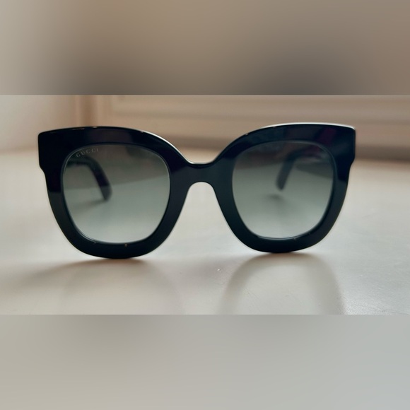 Elegant Gucci GG0208S Black Sunglasses - Picture 6 of 11